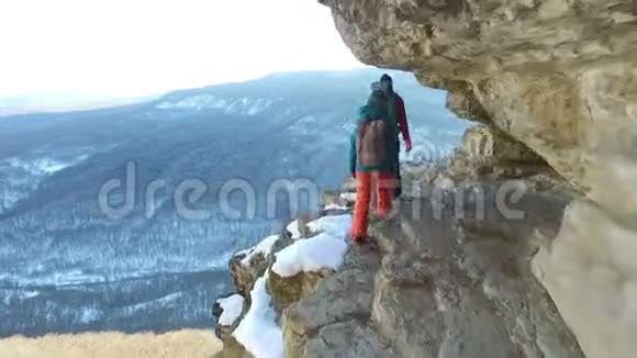 旅行者走在悬崖边视频的预览图