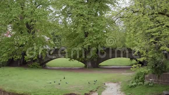 绿泉公园的桑斯坦布拉克石桥SchwabischHall德国总计划视频的预览图