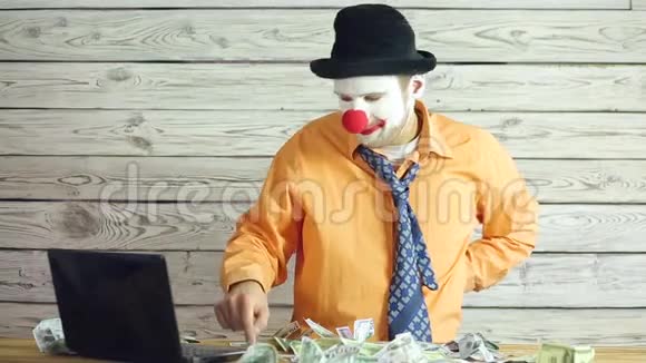 小丑商人和钱视频的预览图