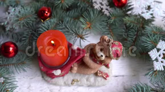 圣诞熊蜡烛和玩具装饰寒假假期视频的预览图