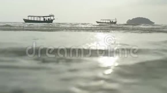 亚洲柬埔寨西哈努克城海滩海边的船视频的预览图