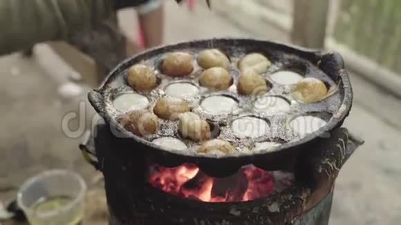 全国的柬埔寨菜在街上烧着亚洲柬埔寨西哈努克城视频的预览图