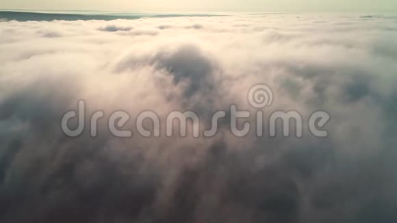 光天化日下飞越云层的无缝三维模拟4K视频的预览图