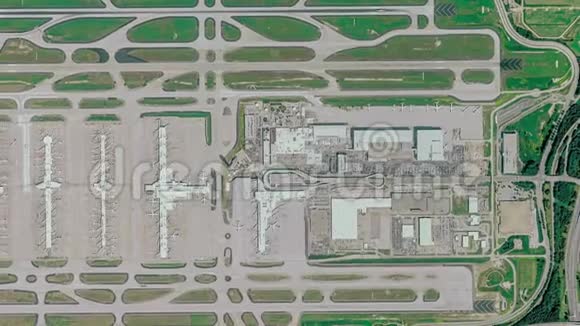 亚特兰大机场与飞机候机楼和跑道的鸟瞰图视频的预览图