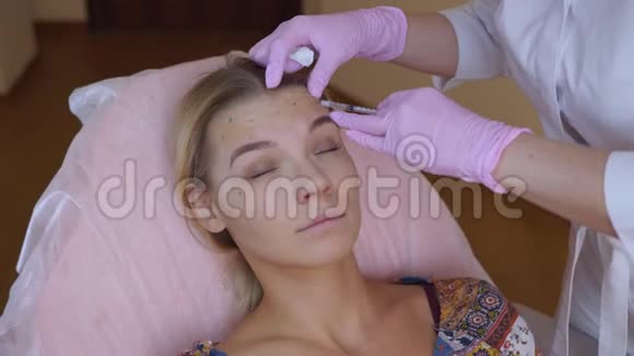 专业美容师给女性做多次注射视频的预览图