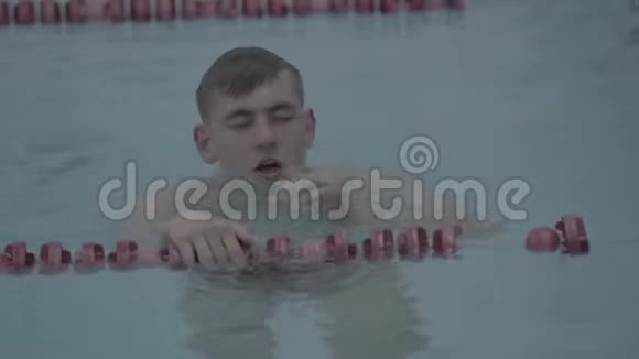 肖像专业游泳运动员在室内空池游泳中几乎不能锻炼出完美的呼吸视频的预览图