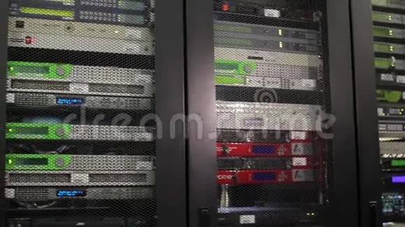 服务器室带机架服务器的现代化工作服务器机房视频的预览图