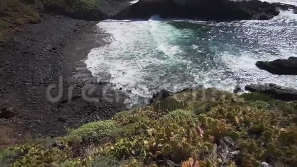 美丽如画的特内里费海湾阳光明媚的夏日绿松石的海浪视频的预览图