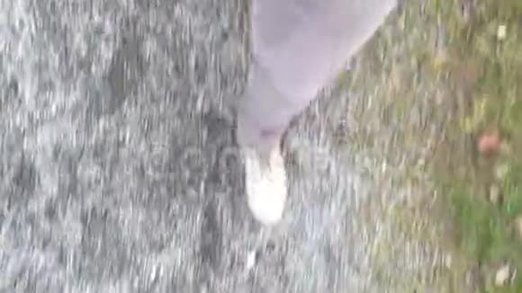 在砾石路上行走的妇女白天穿着绿鞋穿着绿鞋视频的预览图