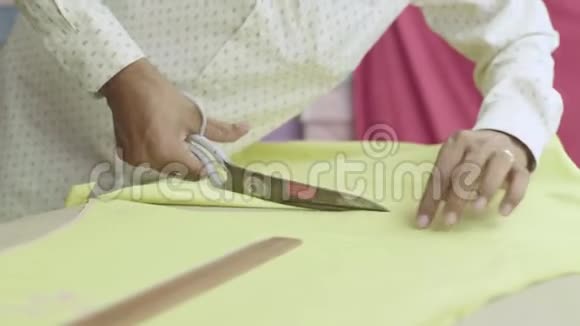 一个男裁缝用一块布工作金边柬埔寨亚洲视频的预览图