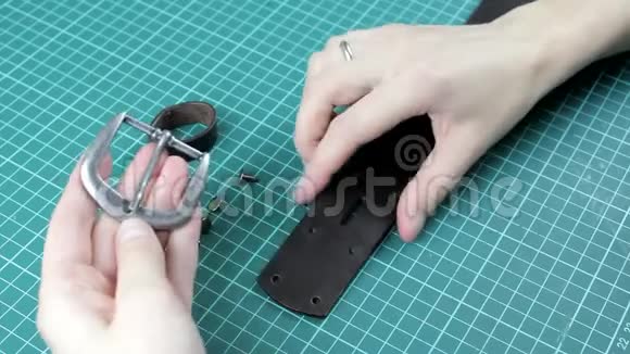 女孩用皮带扣做皮带手工制作视频的预览图