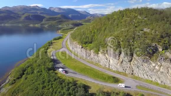 挪威山边的两条长长的小道视频的预览图