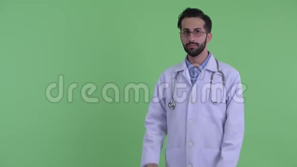 穿着胡子的波斯男医生视频的预览图