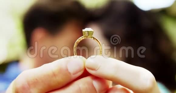 情侣订婚戒指的特写视频的预览图