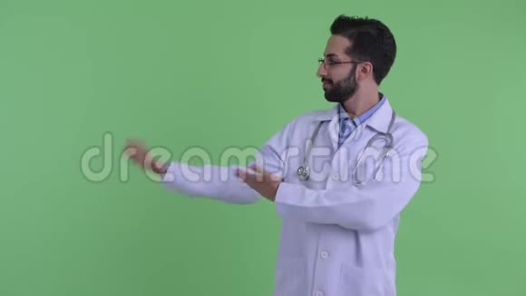 快乐的年轻留着胡子的波斯人医生在说话视频的预览图
