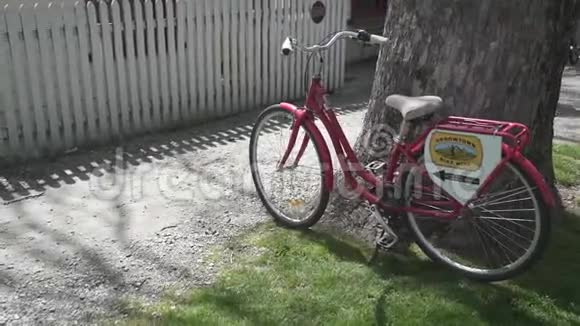 红色自行车和行人经过箭镇街的中镜头视频的预览图