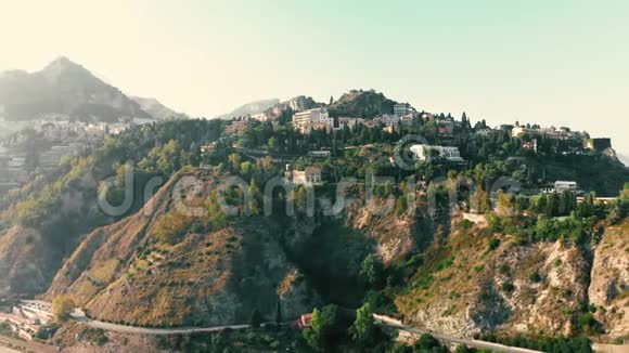 意大利西西里岛陶尔米纳2019年8月电影城矗立在一座小山上在下摆你可以看到海洋山区公路视频的预览图