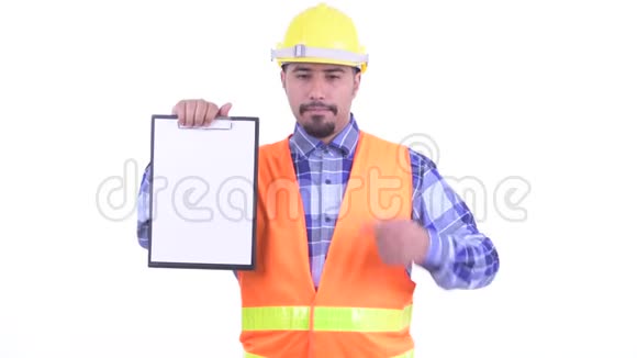 穿着胡须的波斯人建筑工人展示剪贴板竖起大拇指视频的预览图