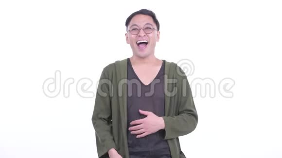戴眼镜的快乐日本男人笑着指着相机视频的预览图