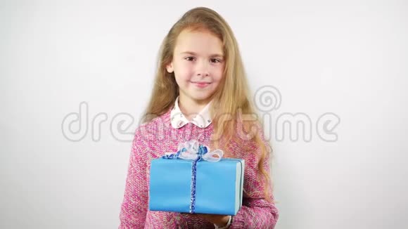 微笑女孩单手送礼物的肖像祝贺概念视频的预览图