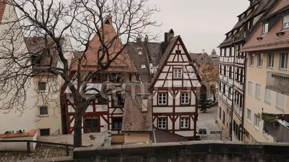 从左到右的平底锅实时拍摄了纽伦堡的半翼房子半木房最早出现在德国视频的预览图