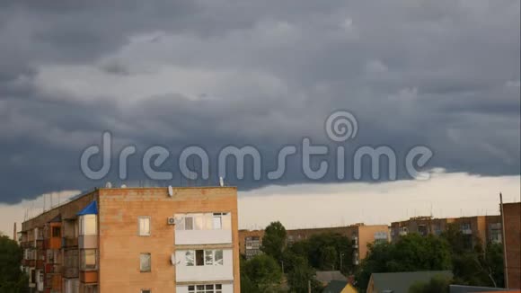 暴风雨黑暗灰色的云层在城市上空迅速移动视频的预览图