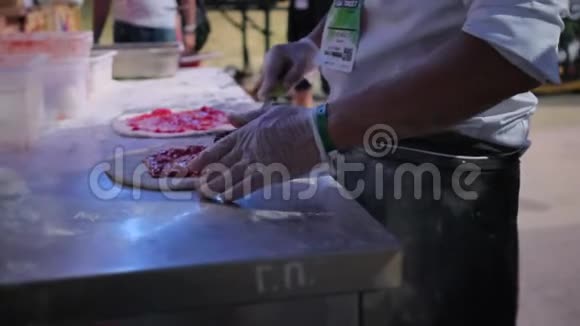 厨师用酱面包着比萨饼的面团视频的预览图