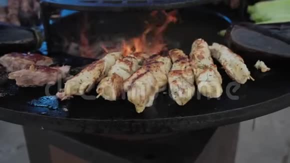肉类和蔬菜是用明火烧烤视频的预览图