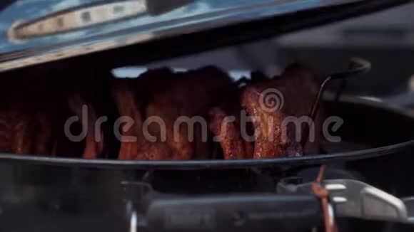 街头美食节提供备用排骨视频的预览图