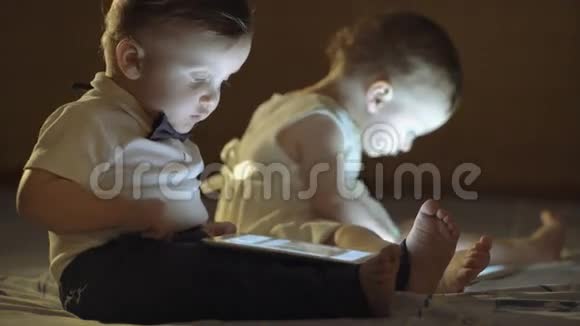 两个孩子在玩平板电脑视频的预览图