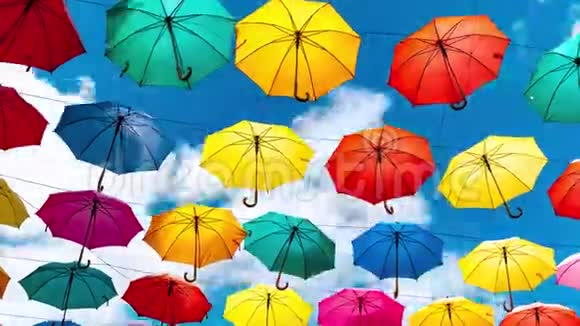多种颜色彩虹海滩伞或阳伞对蓝天视频的预览图