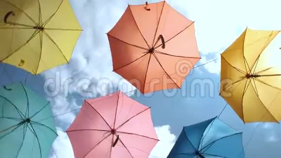 许多明亮的雨伞顶在蓝天上视频的预览图
