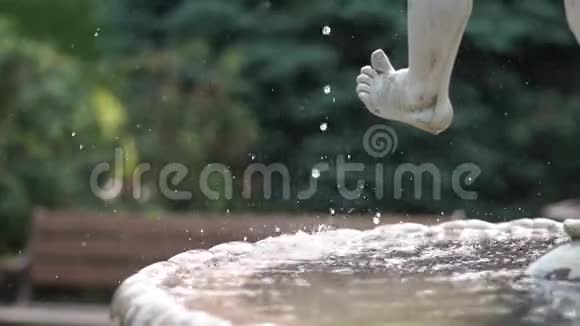 喷泉中央的雕塑美丽的水花视频的预览图