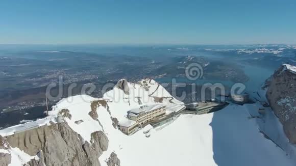冬季白雪皑皑的皮拉特斯山瑞士阿尔卑斯山瑞士鸟瞰图视频的预览图