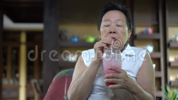 亚洲老年人享受夏季饮料冰镇汽水视频的预览图