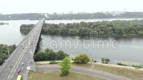 帕顿桥横跨乌克兰基辅的迪尼布罗河空中景观视频的预览图