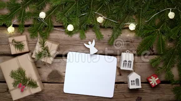带圣诞框架的粗糙风化木板白色白纸视频的预览图