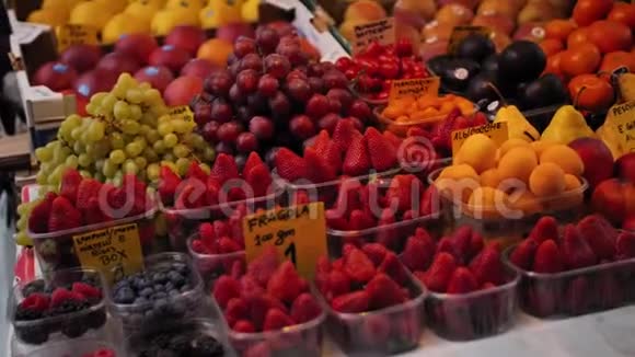 草莓桃子苹果水果街店视频的预览图