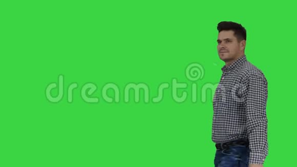 微笑着的工人手拿铁锤在绿色屏幕上做ok手势彩色键视频的预览图