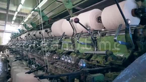 纤维缠绕在筒管上放置在工厂机器上纺织工业概念视频的预览图