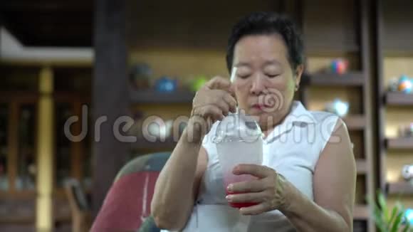 夏季炎热亚洲老年妇女食欲不振视频的预览图