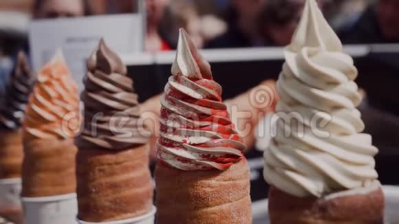 捷克共和国的传统甜特德尔尼克冰淇淋街上烤的捷克面包店室外著名视频的预览图