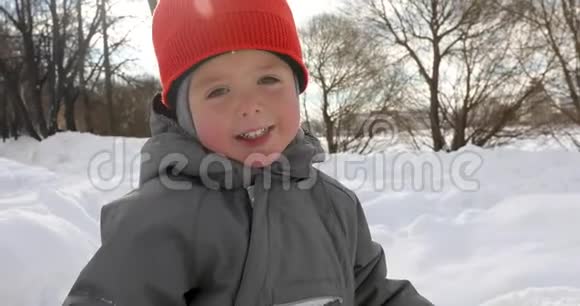 可爱的男孩公园冬天关门视频的预览图
