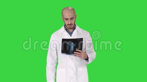 医生在绿色屏幕上行走时检查肺部X线片Chroma键视频的预览图