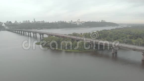 帕顿桥横跨乌克兰基辅的Dnipro河空中景观视频的预览图