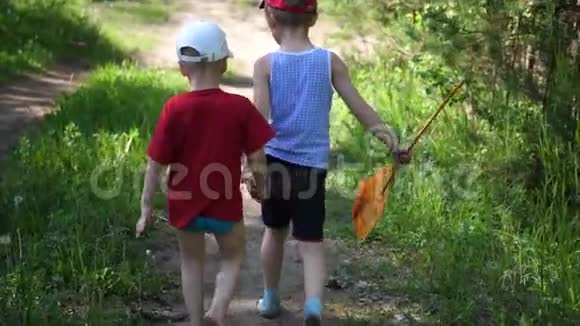 两个孩子钓到鱼孩子们在森林小径上钓着一条鱼美丽的夏日风景户外娱乐活动视频的预览图