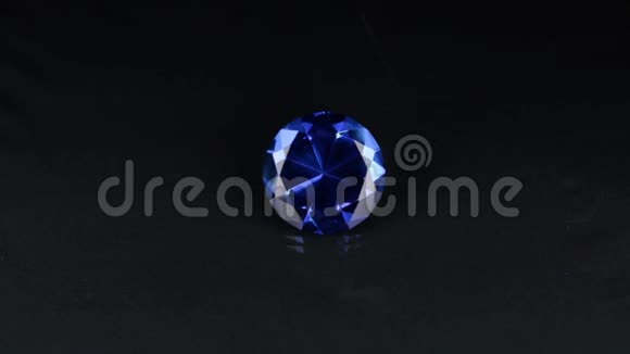 黑色背景上的蓝色大莱茵石钻石水晶火花放大视频的预览图