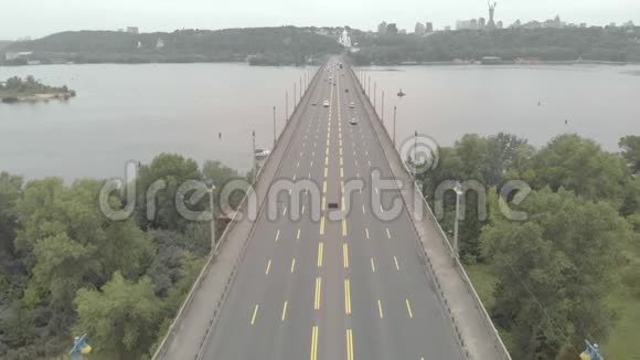 帕顿桥横跨乌克兰基辅的迪尼布罗河空中景观视频的预览图