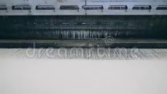 纺织厂机器自动编织白色织物纺织厂设备在工作视频的预览图
