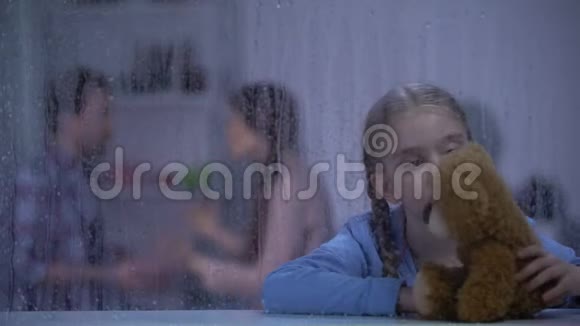 下雨天没有希望的女孩拥抱泰迪熊听父母吵架有问题视频的预览图